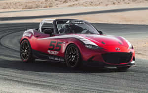 紅色馬自達MX-5賽車在沙漠賽道上飄移。 — 霓虹車 壁紙