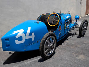 復古藍色賽車，號碼34，停在瀝青路上。 — Bugatti iPhone 壁紙
