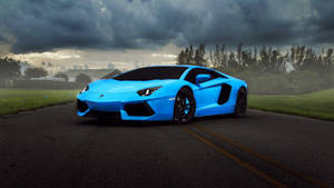 暴風雨天空下，濕滑道路上的藍色藍寶堅尼Aventador。