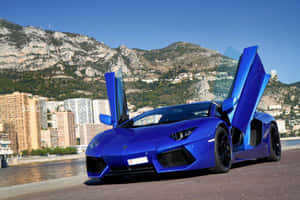 藍色藍寶堅尼Aventador車門打開，停在近山和城市的沿海公路上。 — 汽車 壁紙