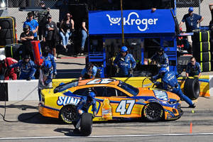 NASCAR維修站人員在日間比賽中為Sunny D贊助的賽車更換輪胎。 — 汽車 壁紙