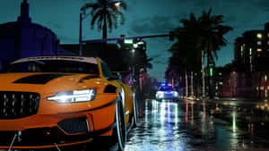 橙色賽車在雨夜霓虹街道上飛馳，伴有警燈。 — 電玩遊戲 GIF 壁紙