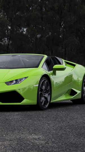 萊姆綠色藍寶堅尼 Huracán Spyder 停泊在森林附近的碎石路上。 — 綠色 壁紙