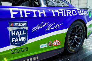 帶有Fifth Third Bank和Hall of Fame Charlotte 2023貼紙的NASCAR賽車在車庫中。 — 高清汽車 壁紙