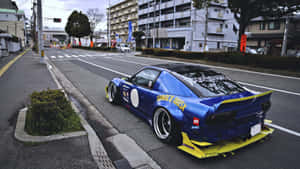 定製藍黃色跑車停泊在城市街道上。 — 日產 壁紙