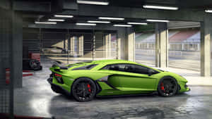 青檸綠色藍寶堅尼Aventador SVJ在車庫中，可看到賽道景色。 — 4K 藍寶堅尼 壁紙