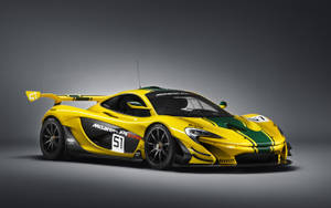 工作室環境中的黃綠色McLaren P1 GTR賽車（編號51）。 — 白色法拉利 壁紙