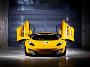 黃色McLaren MP4-12C，車門敞開在車庫中。