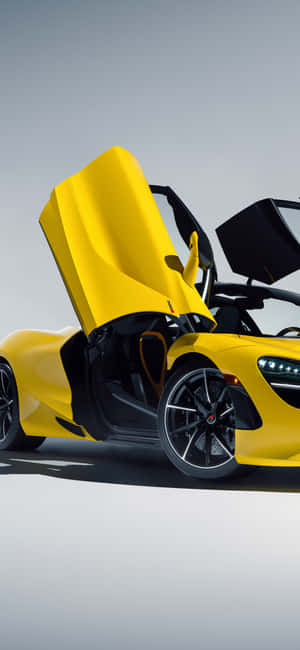 黃色McLaren跑車在工作室中打開鷗翼門。 — Galaxy S25 壁紙