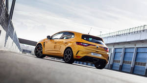 黃色Renaultsport R.S. 01停放在賽車場車庫。 — 雷諾 壁紙