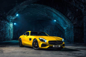 黃色梅賽德斯-AMG GT在昏暗的石隧道中，帶有藍色聚光燈。 — Mercedes Benz C300 壁紙