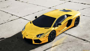 黃色藍寶堅尼 Aventador 停放在龜裂的混凝土上，陽光強烈。 — 金色動態 壁紙
