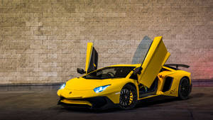 夜間，黃色藍寶堅尼 Aventador 打開車門停在石牆旁。
