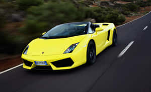 黃色藍寶堅尼 Gallardo Spyder 在蜿蜒的山路上疾馳。 — 好看汽車 壁紙