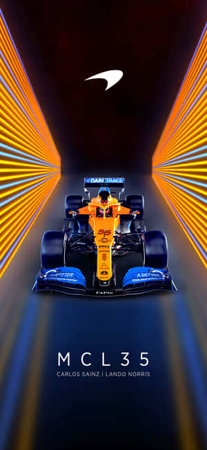 麥拉倫F1賽車在霓虹隧道中疾馳，車手雙臂伸展。 — iPhone 15 Pro Max 壁紙