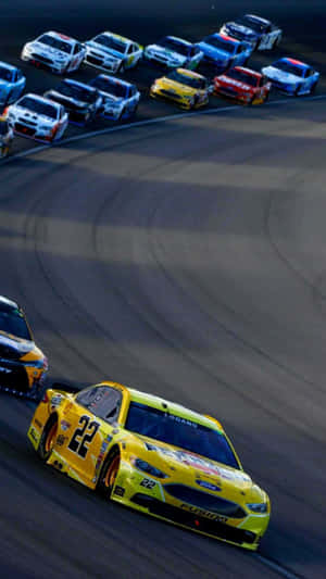 黃色22號賽車在夜間賽道上領先一群賽車。 — F1 iPhone 壁紙