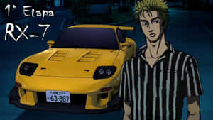 身穿條紋襯衫的動漫角色在夜晚站在黃色RX-7跑車旁邊。 — 頭文字D 壁紙