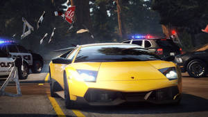 黃色跑車在森林追逐場景中逃離警車。 — 極速快感 壁紙