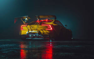夜間濕路上帶紅燈的黃色賽車