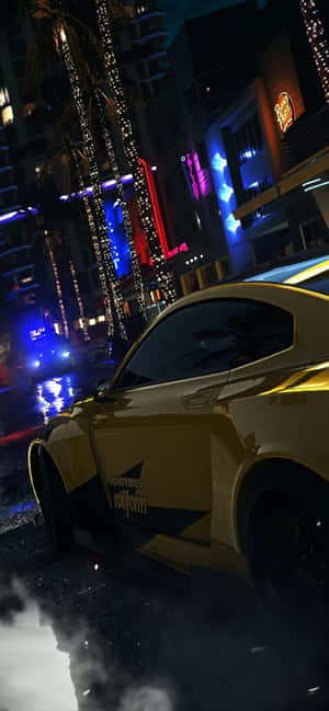 黃色跑車停在夜晚濕漉漉的城市街道上，伴有霓虹燈和棕櫚樹。 — 電玩遊戲 GIF 壁紙