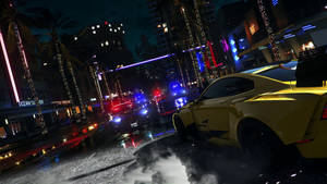 黃色跑車在夜間濕滑的城市街道上飄移，警燈閃爍。