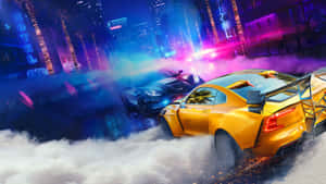 黃色跑車在霓虹燈照亮的城市街道上飄移，警車在後追捕。 — 電玩遊戲 GIF 壁紙
