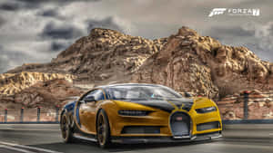 黃黑相間的Bugatti Chiron在沙漠高速公路上與岩石山脈競速。 — 布加迪 GIF 壁紙