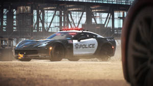 警用Corvette在橋下的泥地上奔馳，夕陽
