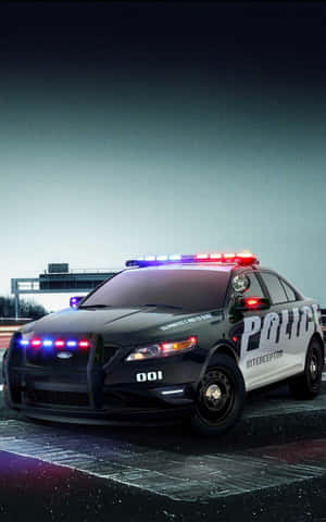 夜間在潮濕城市道路上閃爍燈光的警用攔截車。 — Pixel Tablet 壁紙
