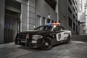 夜晚城市小巷中停著一輛閃著警燈的黑白警車。 — 警察 GIF 壁紙