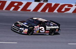 黑色 #3 Goodwrench NASCAR 賽車在 Daytona 牆的賽道上疾駛。 — 賽車 壁紙