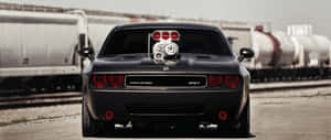 黑色Dodge Challenger SRT配增壓器停放在火車軌道旁。 — 2560x1080 壁紙