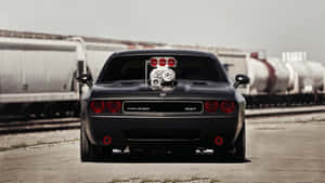 黑色Dodge Challenger SRT配備增壓器停放在鐵軌附近。 — 道奇挑戰者 壁紙