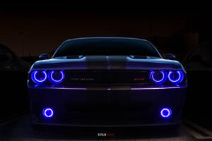黑色Dodge Challenger SRT，帶有藍色光環頭燈，夜間停放。 — 道奇挑戰者 壁紙