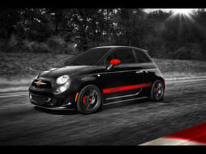 黑色Fiat Abarth在陽光下行駛，帶紅色點綴。 — 賽車 壁紙