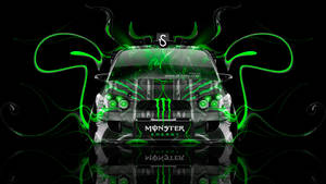 黑色賽車，帶有綠色Monster Energy品牌標誌和霓虹漩渦，在深色反光背景上。