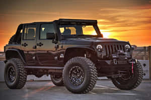 黑色升高Jeep Wrangler在日落時橙色天空下停放 — 吉普 壁紙