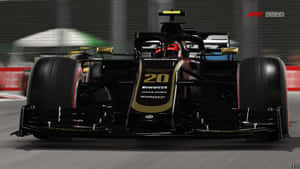黑色和金色的一級方程式賽車在賽道上飛馳，背景模糊。 — F1 2019 壁紙