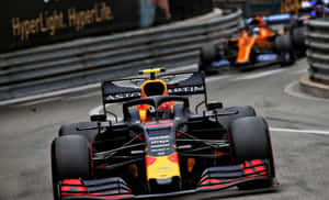 Aston Martin F1賽車在潮濕賽道上競賽，後面有另一輛賽車。 — 馬克斯·維斯塔潘 壁紙