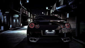 黑色日產GT-R停在夜間狹窄的日本街道上，紅色尾燈發光。 — 日產GTR 壁紙