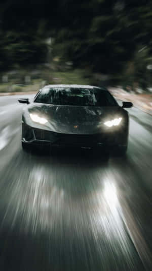 黑色跑車在夜雨中疾馳，車頭燈明亮。 — 4K 藍寶堅尼 壁紙