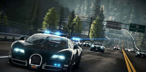 警車在夜間的山區高速公路上追逐汽車。 — 酷炫遊戲 壁紙