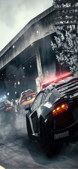警車在積雪的城市隧道中追逐跑車，黃昏時分。 — Galaxy A16 壁紙