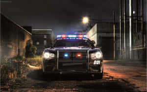 警車閃爍著燈光，停在夜間黑暗的城市小巷中。 — 警察 GIF 壁紙