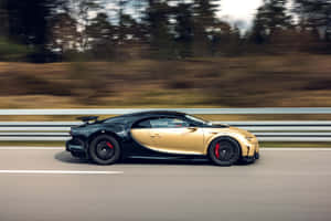 黑金色Bugatti在賽道上疾馳，背景樹木模糊。 — 布加迪 GIF 壁紙