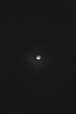 明亮的月亮在黑暗的夜空中透過薄雲閃耀。 — 月光 壁紙