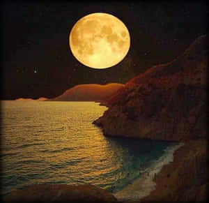 夜晚寧靜海洋上空的滿月，伴有岩石峭壁和海灘。 — 夜空 壁紙