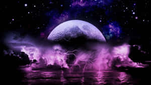 在星光閃爍的天空下，紫色閃電擊中暴風雨的海面，上方是一輪巨大的月亮。 — 閃電麥坤 壁紙