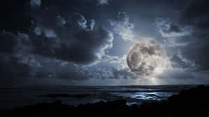 月光穿透暴風雲，照耀在夜晚黑暗的海洋之上。 — 月夜星空 壁紙