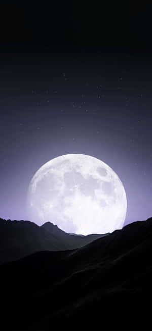 滿月在繁星點點的夜空下從山頂升起。 — 月光 壁紙